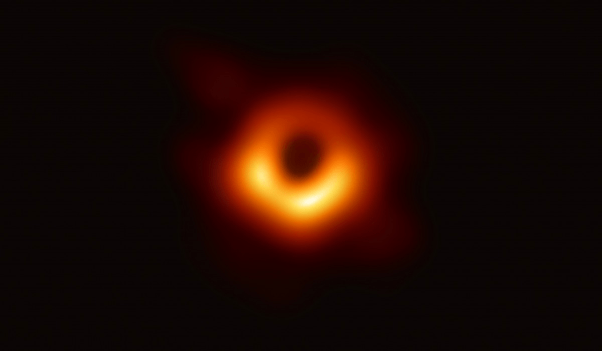 Première image d’un trou noir supermassif