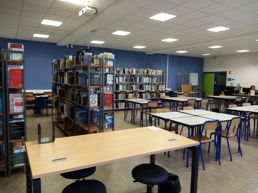 Une bibliothèque provisoire à Calais.