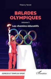 Ce cinquième opus des Balades olympiques reflète les analyses d’un historien du sport spécialiste des politiques publiques en éducation. L’ouvrage aborde d’abord la fabrique de l’héritage immatériel des Jeux olympiques. Il s’attache ensuite à la manière dont l’institution olympique a cherché à faire sienne l’éducation sportive de la jeunesse depuis le projet éducatif inachevé de Pierre de Coubertin. Il interroge aussi la relation que l’olympisme entretient avec différents projets éducatifs connexes tels que l’éducation au genre, à la culture, à la ville ou à la paix. Plusieurs dispositifs imaginés pour les Jeux olympiques et paralympiques de Paris 2024 y sont par ailleurs présentés. Enfin, la réflexion s’attache à la formation aux études et recherches olympiques. Au moment où se préparent les Jeux olympiques et paralympiques de Paris, ces pérégrinations dans le temps confirment combien l’articulation entre olympisme et éducation, qui a présidé à la restauration des Jeux olympiques par Coubertin, peut générer à la fois ambitions et frustrations